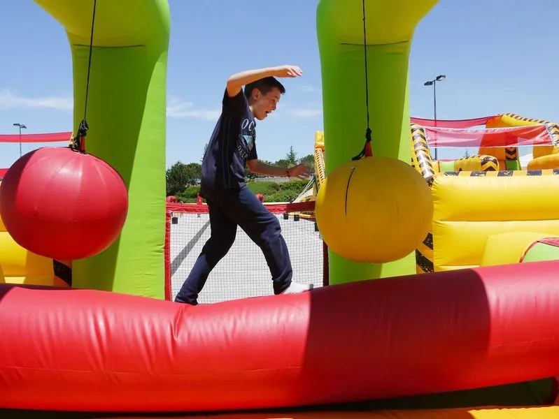 Foto 2 - El Tormes Celebra la Fiesta de Fin de Curso con hinchables gigantes para todos p&uacute;blicos  
