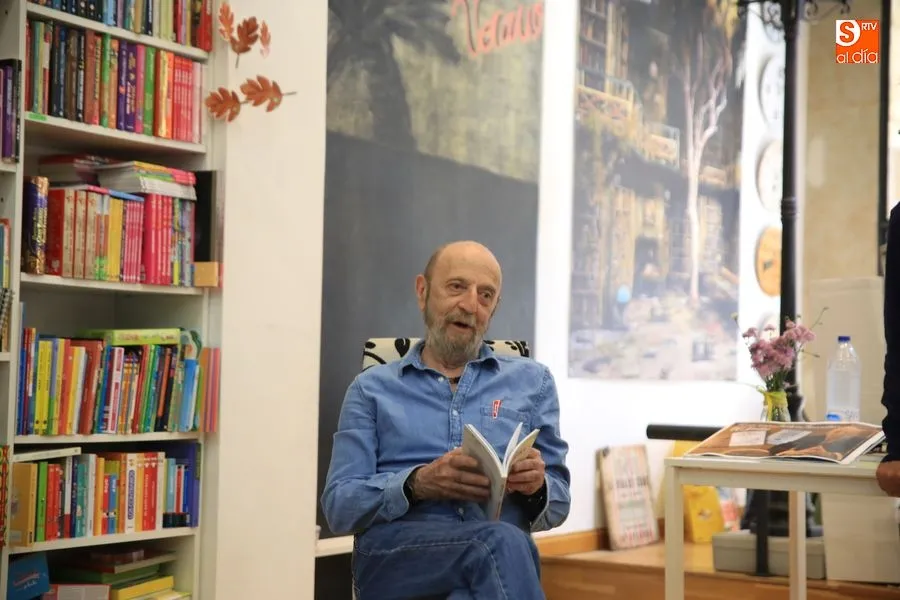 Andrés Aberasturi en su fiirma de libros en la librería Yuste / Foto: Alberto Martín.
