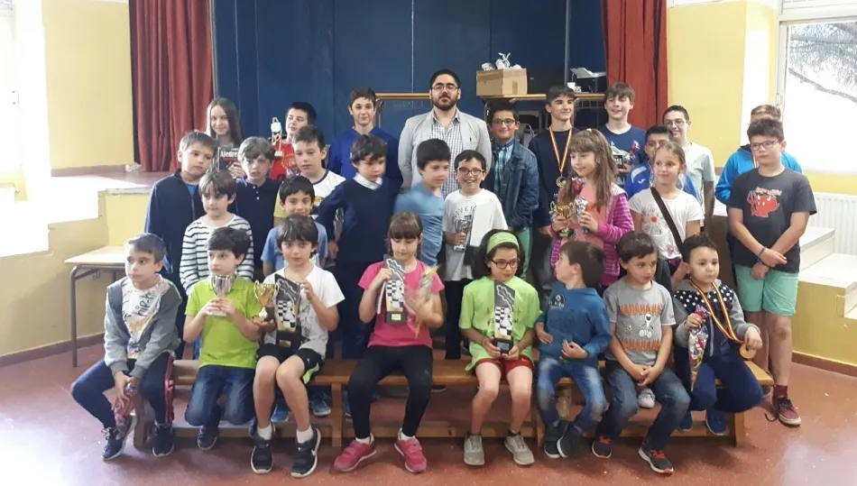Foto de familia de los participantes y ganadores.