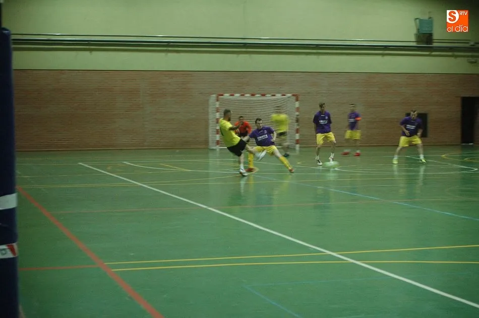 Foto 9 - Buen ambiente en el I Torneo Adezos de f&uacute;tbol sala  