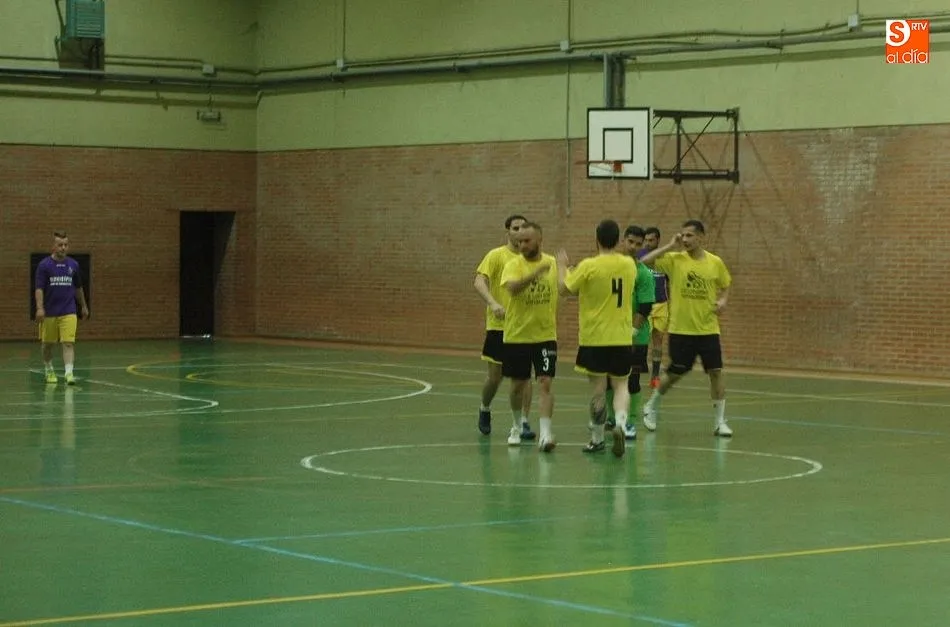 Foto 7 - Buen ambiente en el I Torneo Adezos de f&uacute;tbol sala  