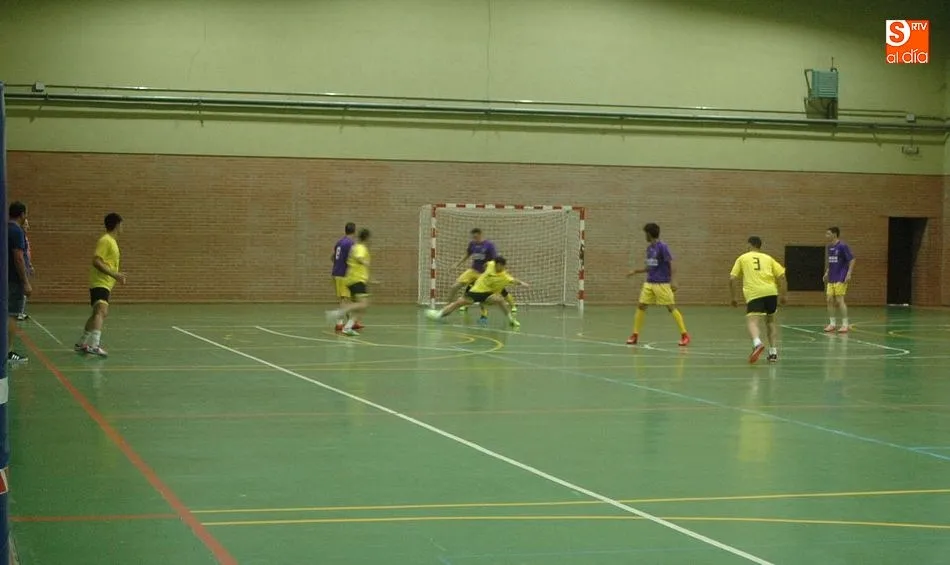Foto 6 - Buen ambiente en el I Torneo Adezos de f&uacute;tbol sala  