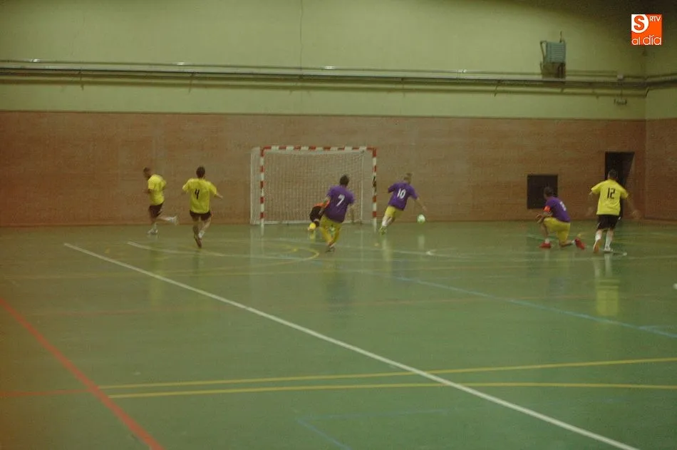 Foto 5 - Buen ambiente en el I Torneo Adezos de f&uacute;tbol sala  