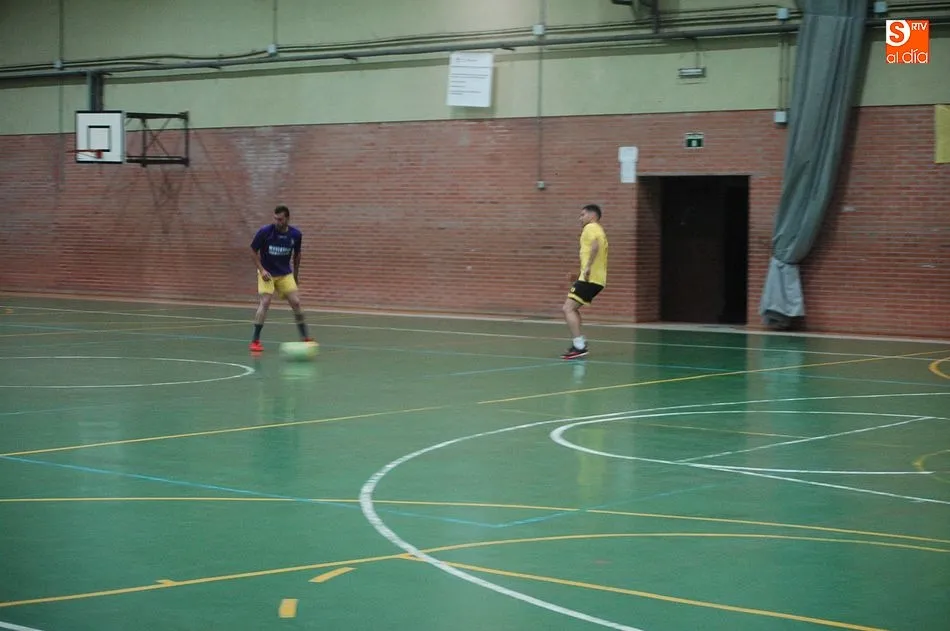 Foto 4 - Buen ambiente en el I Torneo Adezos de f&uacute;tbol sala  