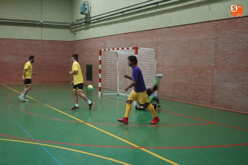Foto 3 - Buen ambiente en el I Torneo Adezos de f&uacute;tbol sala  