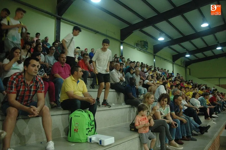 Foto 2 - Buen ambiente en el I Torneo Adezos de f&uacute;tbol sala  