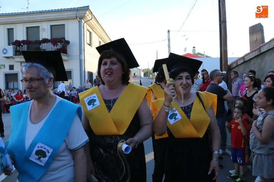 Foto 11 - El desfile de carrozas marca el inicio oficial de las fiestas del Sant&iacute;simo en Boada  