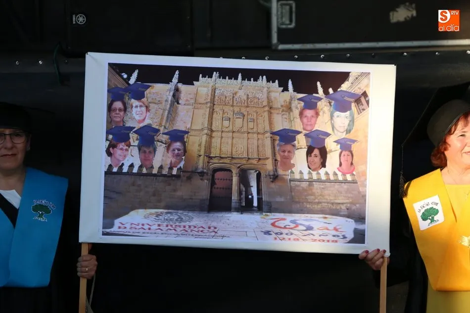 Foto 9 - El desfile de carrozas marca el inicio oficial de las fiestas del Sant&iacute;simo en Boada  