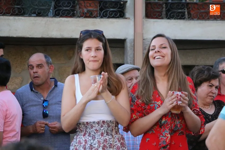 Foto 4 - El desfile de carrozas marca el inicio oficial de las fiestas del Sant&iacute;simo en Boada  