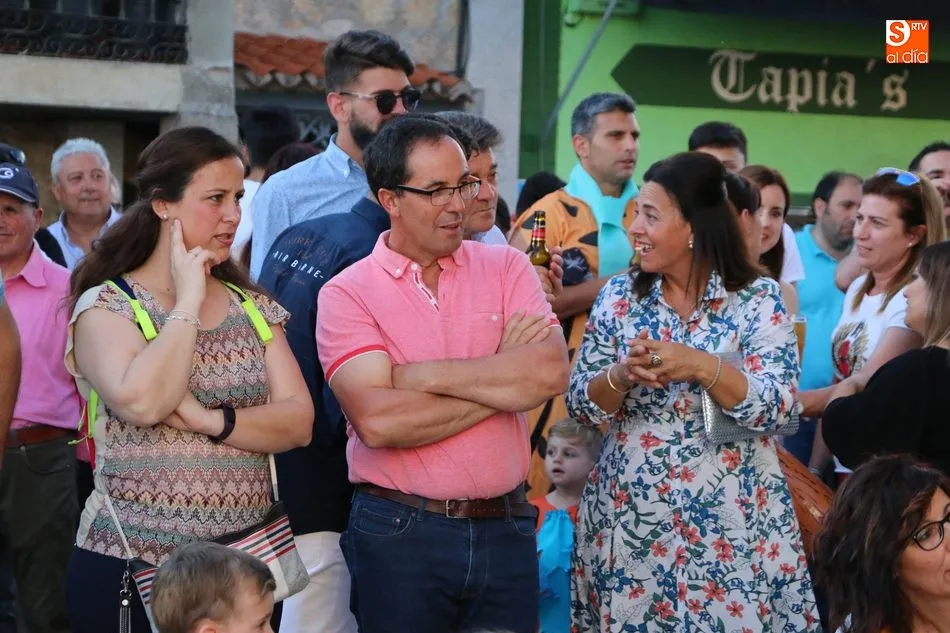 Foto 2 - El desfile de carrozas marca el inicio oficial de las fiestas del Sant&iacute;simo en Boada  