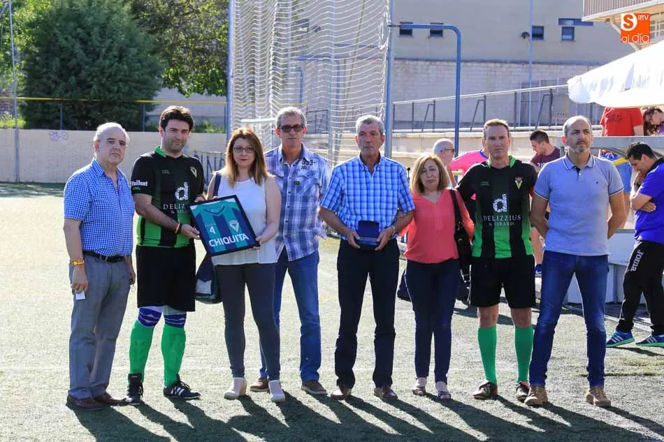 Foto 2 - El CD Jai Alai rinde un sencillo y emotivo homenaje a Chiquita con un partido ante los veteranos de ...