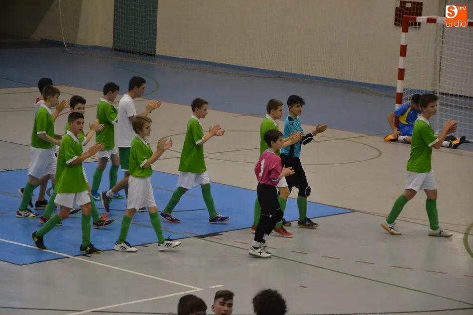 Foto 4 - El III Columnas mantiene viva la esperanza tras golear al campe&oacute;n navarro  