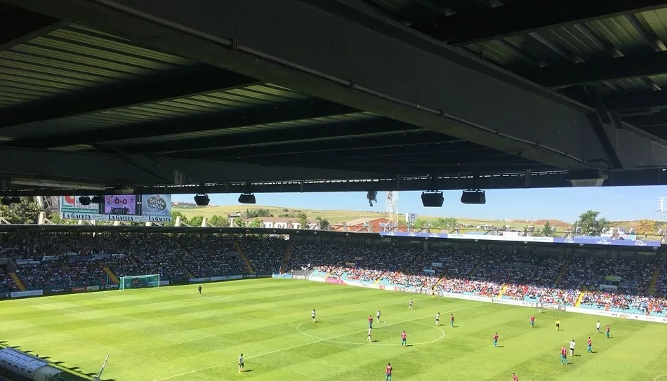 Un grupo de seguidores del Compostela ‘la lía’ en un bar aledaño al Helmántico