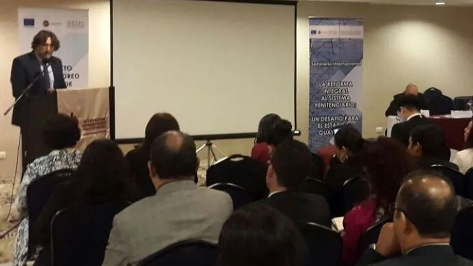 Julio Fernández impartiendo conferencia en Guatemala