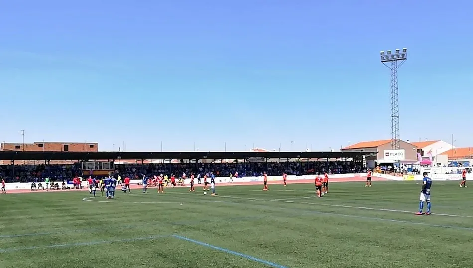 Foto 2 - Unionistas frena el empuje del Socu&eacute;llamos y apela a Las Pistas para remontar el 1-0