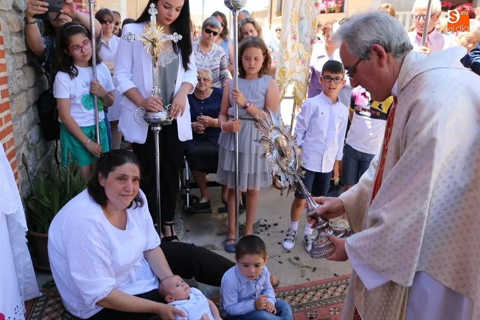 Foto 10 - Los vecinos acompa&ntilde;an al Sant&iacute;simo en la procesi&oacute;n por las calles de Boada