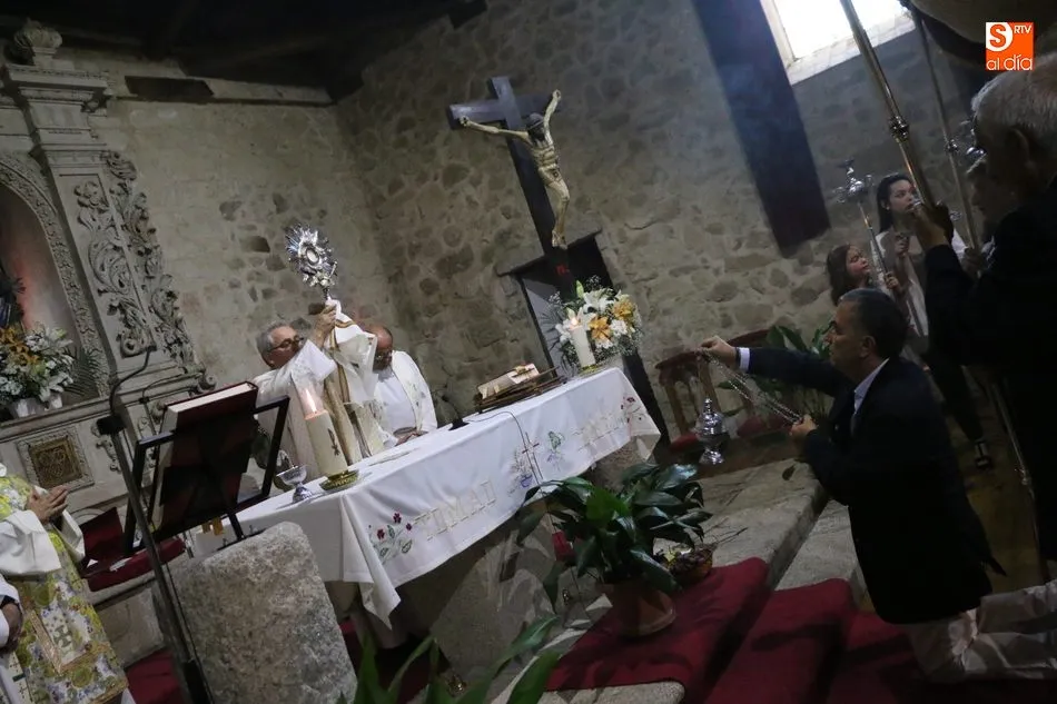 Foto 7 - Los vecinos acompa&ntilde;an al Sant&iacute;simo en la procesi&oacute;n por las calles de Boada