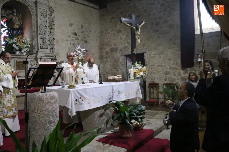 Foto 6 - Los vecinos acompa&ntilde;an al Sant&iacute;simo en la procesi&oacute;n por las calles de Boada