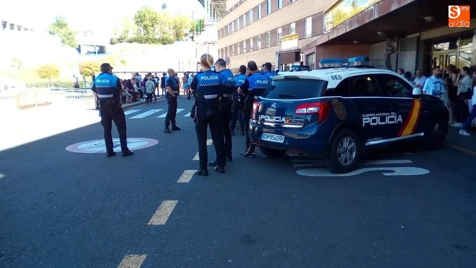 Agentes de la Policía Local y Nacional controlando los accesos al Hospital Clínico Universitario