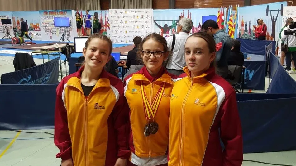 Las tres representantes salmantinas, durante una competición.