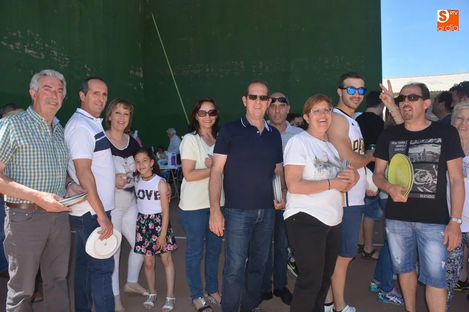 Vecinos esperando para recoger la paella