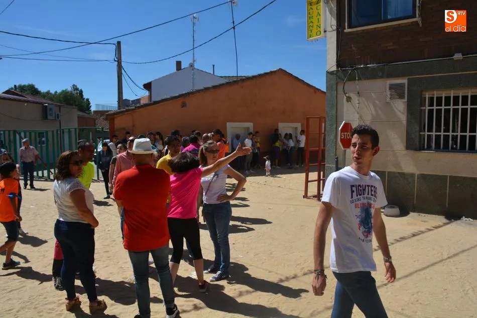 Foto 5 - Encierro urbano con toro y toro de caj&oacute;n, protagonistas del &uacute;ltimo d&iacute;a de fiestas de Topas  