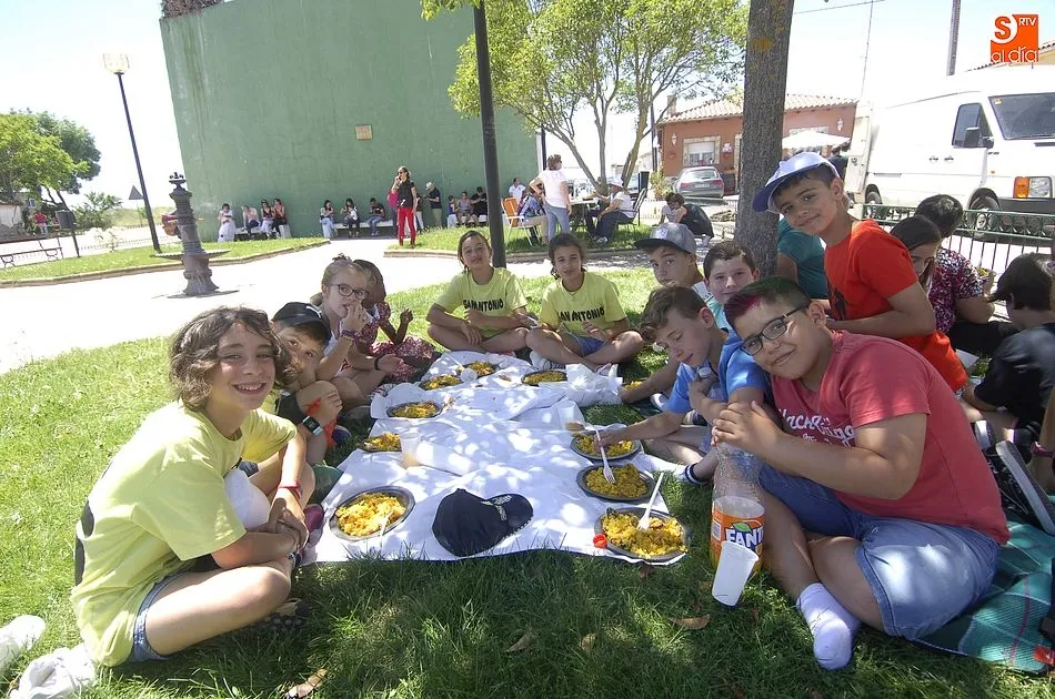 Dando buena cuenta de la paella a la sombra | Fotos Adrián Martín
