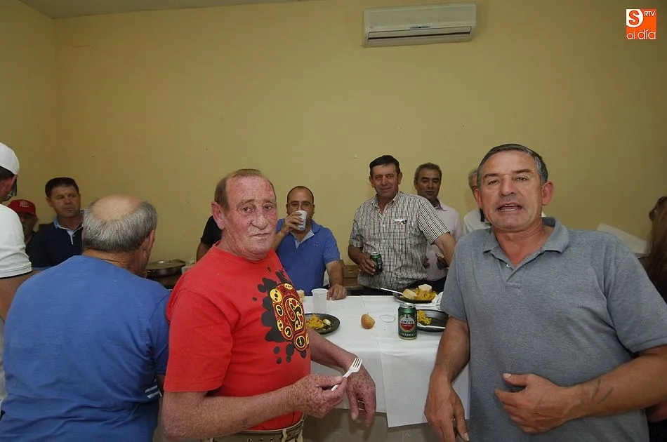 Foto 10 - Unas 700 personas se re&uacute;nen para comer en la despedida festiva de Mart&iacute;n de Yeltes  