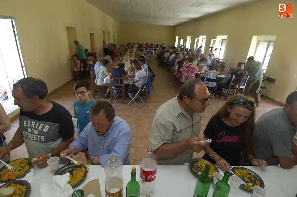 Foto 7 - Unas 700 personas se re&uacute;nen para comer en la despedida festiva de Mart&iacute;n de Yeltes  