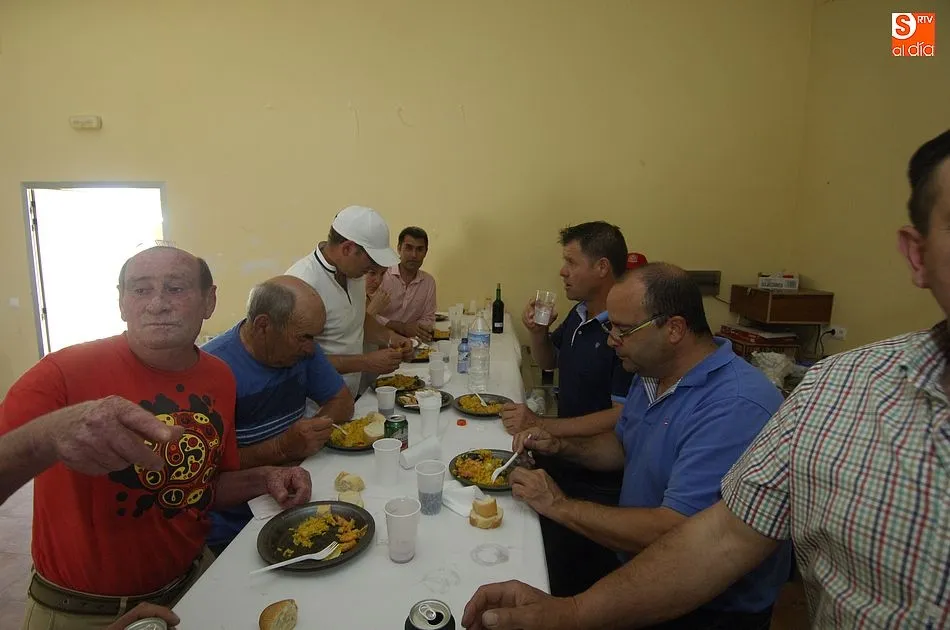 Foto 6 - Unas 700 personas se re&uacute;nen para comer en la despedida festiva de Mart&iacute;n de Yeltes  