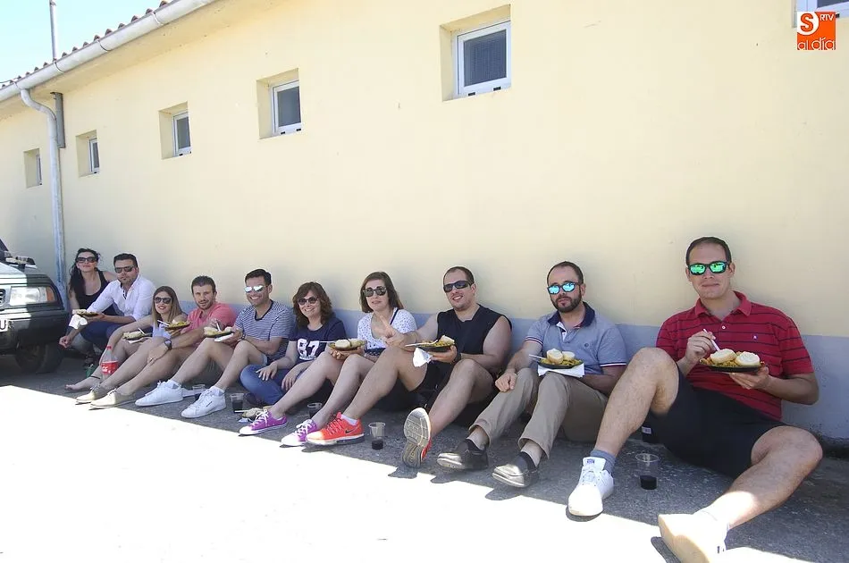Foto 3 - Unas 700 personas se re&uacute;nen para comer en la despedida festiva de Mart&iacute;n de Yeltes  