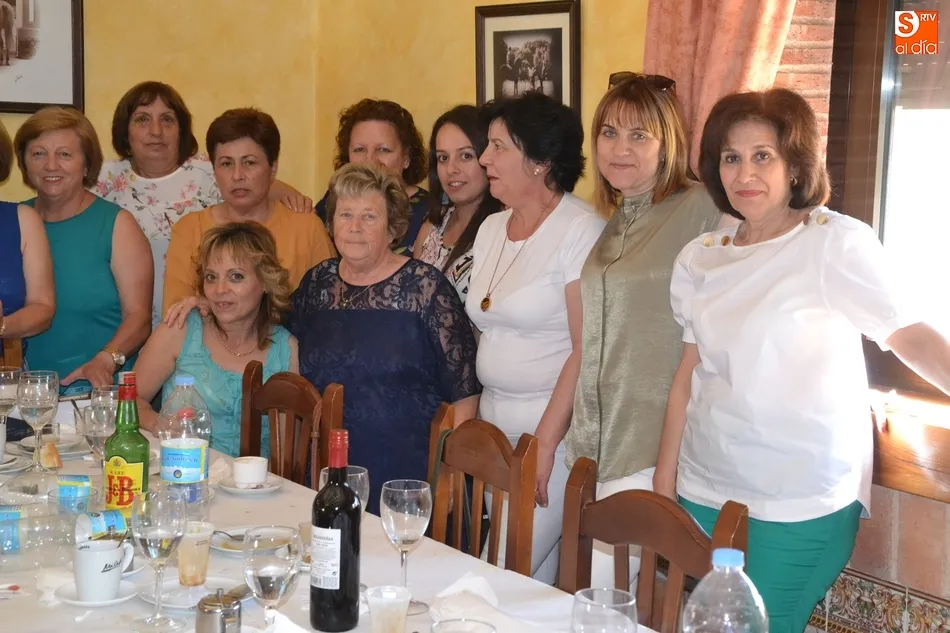 Foto 3 - Teodora Gonz&aacute;lez celebra su jubilaci&oacute;n junto a sus compa&ntilde;eros de trabajo  