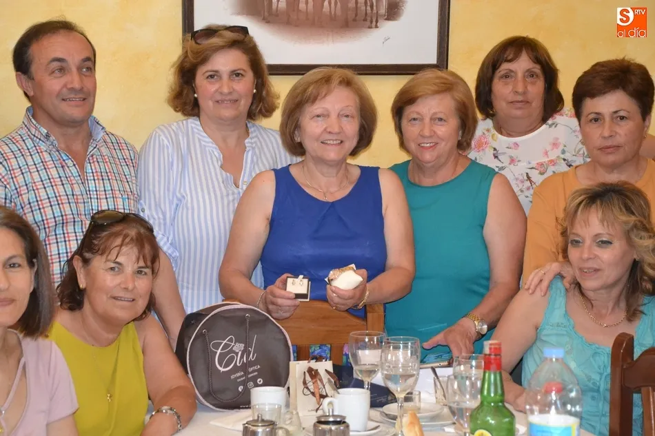 Foto 6 - Teodora Gonz&aacute;lez celebra su jubilaci&oacute;n junto a sus compa&ntilde;eros de trabajo  