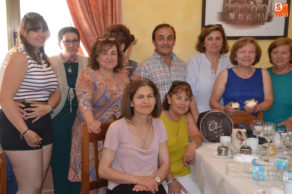 Foto 4 - Teodora Gonz&aacute;lez celebra su jubilaci&oacute;n junto a sus compa&ntilde;eros de trabajo  