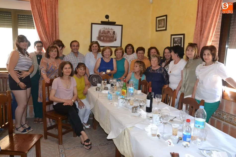 Foto 2 - Teodora Gonz&aacute;lez celebra su jubilaci&oacute;n junto a sus compa&ntilde;eros de trabajo  