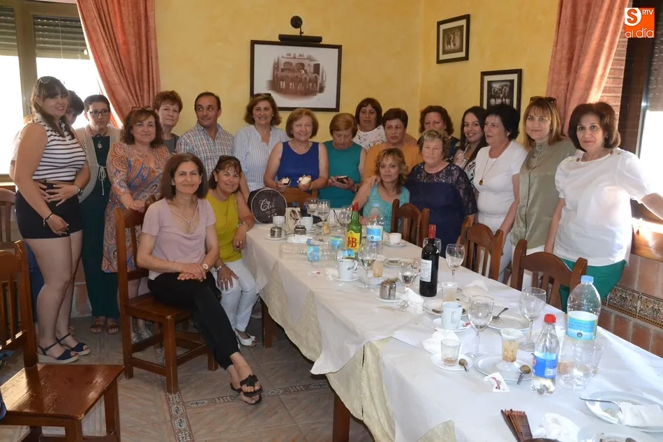 Foto 5 - Teodora Gonz&aacute;lez celebra su jubilaci&oacute;n junto a sus compa&ntilde;eros de trabajo  