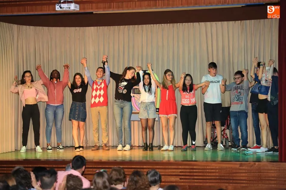 Foto 11 - El grupo de teatro Polscar muestra su cara m&aacute;s solidaria ayudando a AERSCYL