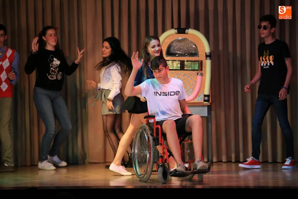 Foto 10 - El grupo de teatro Polscar muestra su cara m&aacute;s solidaria ayudando a AERSCYL