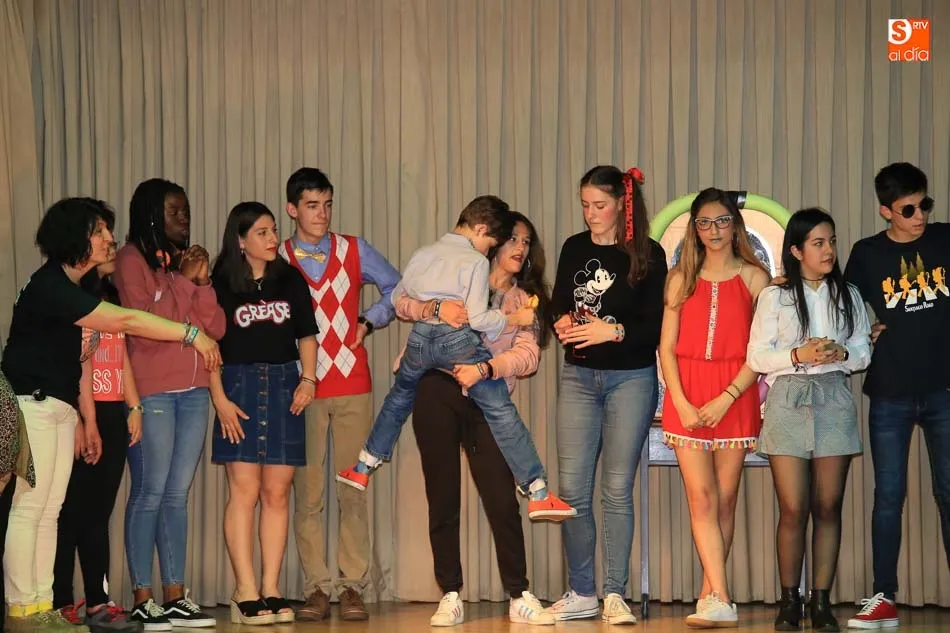 Foto 9 - El grupo de teatro Polscar muestra su cara m&aacute;s solidaria ayudando a AERSCYL