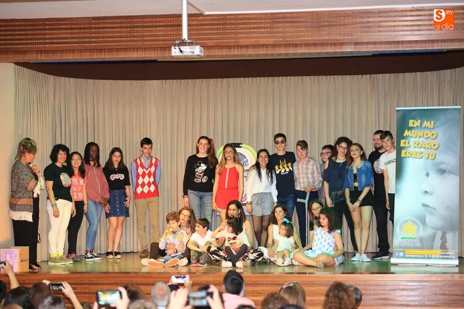 Foto 8 - El grupo de teatro Polscar muestra su cara m&aacute;s solidaria ayudando a AERSCYL