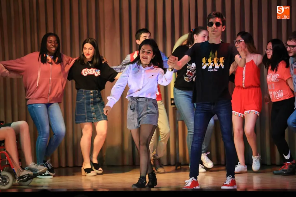 Foto 7 - El grupo de teatro Polscar muestra su cara m&aacute;s solidaria ayudando a AERSCYL