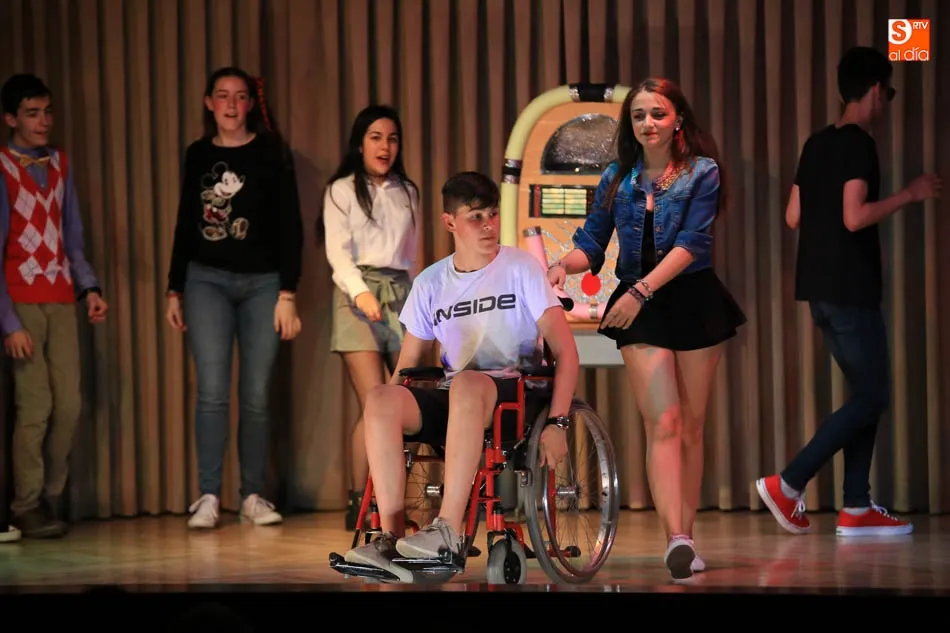 Foto 4 - El grupo de teatro Polscar muestra su cara m&aacute;s solidaria ayudando a AERSCYL
