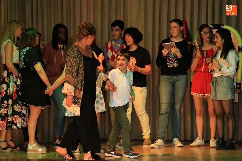 Foto 3 - El grupo de teatro Polscar muestra su cara m&aacute;s solidaria ayudando a AERSCYL