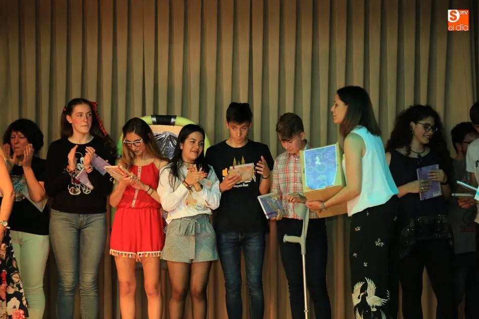 Foto 2 - El grupo de teatro Polscar muestra su cara m&aacute;s solidaria ayudando a AERSCYL