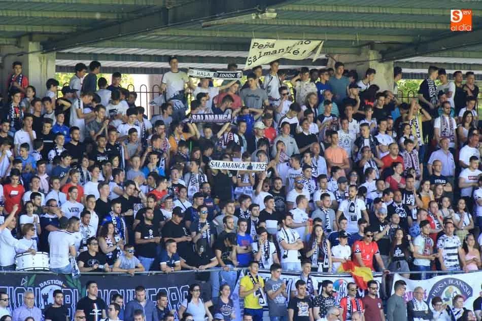 Foto 2 - Espectacular ambiente en el Helm&aacute;ntico con cerca de 8.000 espectadores en la grada