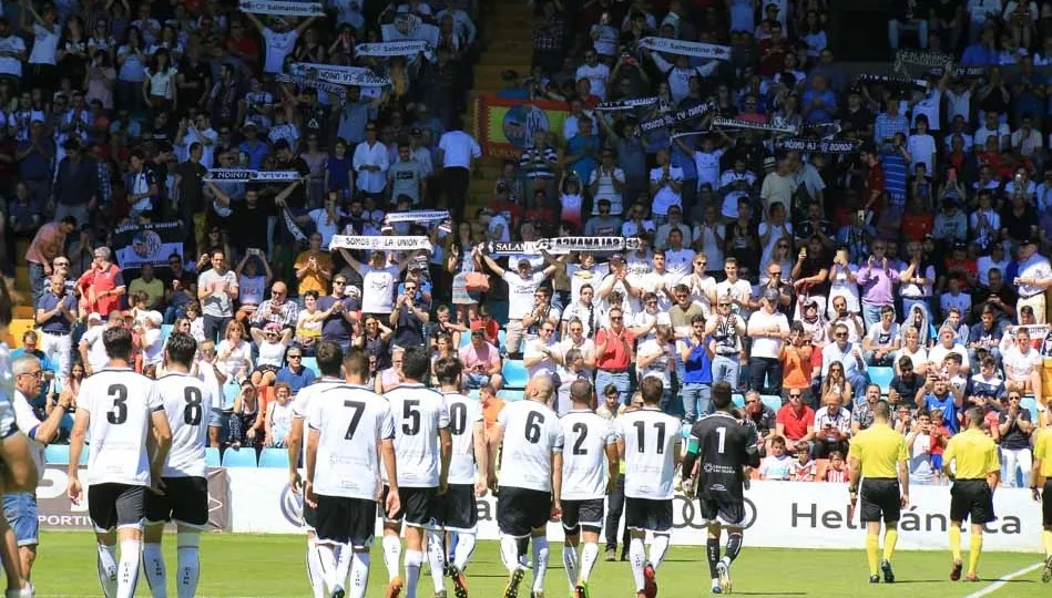 Espectacular ambiente el que se vio hoy en el Helmántico. Fotos: Alberto Martín