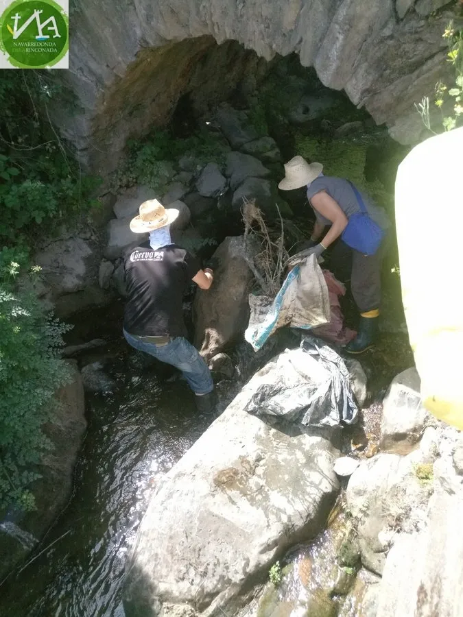 Foto 2 - Los vecinos participan en &lsquo;1m2 por la naturaleza&rsquo; limpiando el arroyo