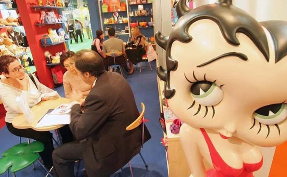 Gente informándose en una feria de franquicias. / JESÚS SIGNES (El Norte de Castilla)