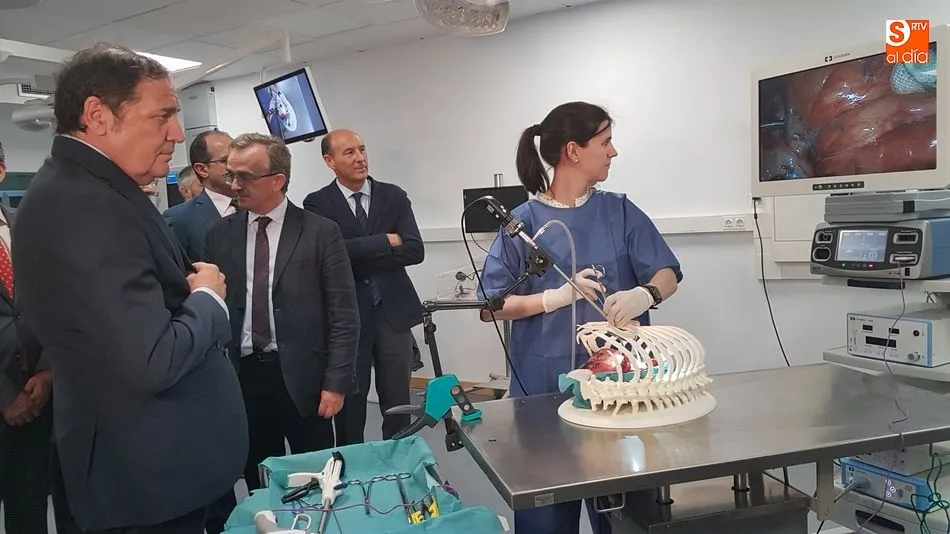 El consejero de Sanidad visita el nuevo quirófano de la Facultad de Medicina