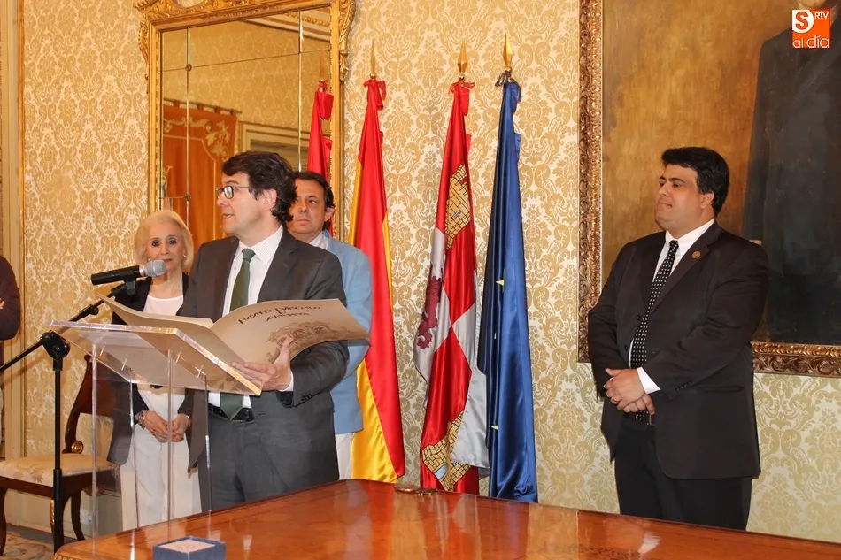 Foto 3 - El presidente de la Sociedad de San Vicente de Pa&uacute;l nombrado Hu&eacute;sped Distinguido de Salamanca